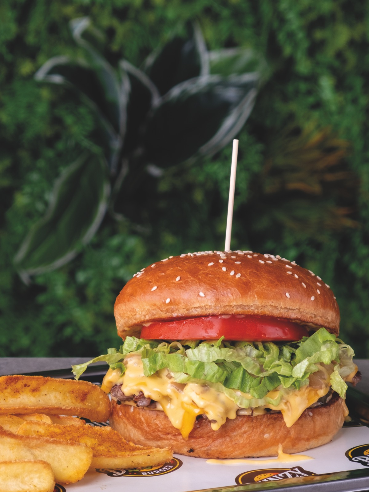 Marul, domates, cheddar ve özel soslu Bunzy American Classic burger
